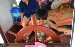 Thót tim bé 10 tuổi lái tàu chở khách đi khắp hồ Thung Nai
