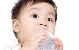 Trẻ uống nước: Dưới 6 tháng không cần