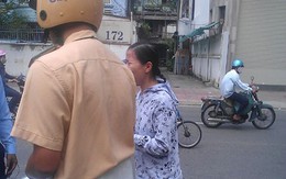 Bị CSGT tuýt còi, cô gái khóc như mưa