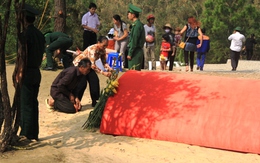 Dân Quảng Bình về thắp hương trên mộ tướng Giáp