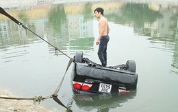 Ô tô lao xuống hồ, lái xe trèo lên nóc xe kêu cứu