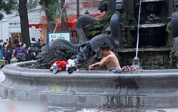 Người phụ nữ khỏa thân tắm tại vòi phun nước giữa trung tâm Hà Nội