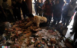 Tiền lễ tràn dưới sàn trong phủ Tây Hồ ngày đầu năm 2014