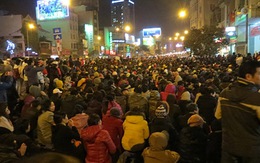 Đứng giữa đường dự lễ cầu an trong giá lạnh