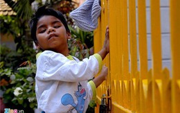 Rớt nước mắt nhìn bé 'người rừng' hòa nhập cuộc sống