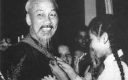 Chuyện về cô nữ sinh quàng khăn đỏ cho Bác Hồ