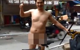 Náo loạn vì trai trẻ khỏa thân dắt xe đạp trên phố HN
