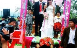 Gặp đôi vợ chồng rước dâu bằng xe ngựa