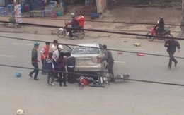 Hàng chục người giải cứu cô gái mắc kẹt dưới gầm ô tô