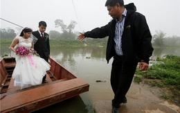 Rợn tóc gáy cô dâu 'đu' dây qua sông về nhà chồng ở Hà Nội
