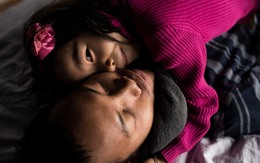 Gia đình kỳ lạ của ông bố đơn thân 27 tuổi và cô con gái nuôi có HIV