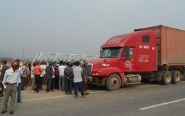 Hàng chục người truy đuổi chiếc xe kéo lê xác nạn nhân