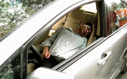 Tông cột điện, tài xế tiếp tục ngủ ngon lành trong xe