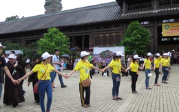 Tình nguyện viên trong Đại lễ Vesak 2014 - Khổ và vui vì làm dâu trăm họ