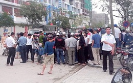 Xe tải tông xe máy, 2 người mặc sắc phục công an kẹt dưới gầm xe