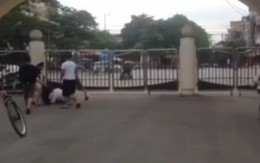 Rúng động clip thiếu nữ bị túm tóc, đánh đập tàn tệ giữa phố