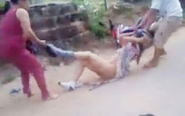 Bị lột trần giữa chợ vì "mở khẩu hình" không đúng chỗ