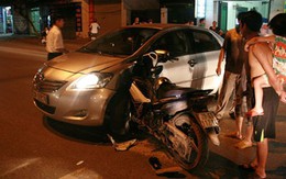 Kinh hoàng xe máy phóng nhanh găm đứng vào ô tô, một người nguy kịch