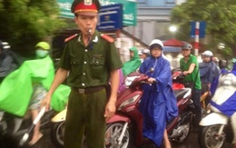 Xúc động hình ảnh cảnh sát dầm mưa chống tắc đường