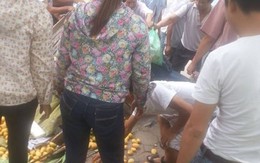 Bi hài chuyện ô tô đâm xe xoài dân nhặt... ăn vội