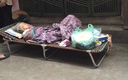 Bỏ mặc mẹ chồng trọng bệnh trước cửa nhà