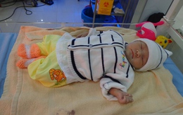 “Đứt ruột” trả cháu bé bị vứt bỏ ở bụi tre cho cha mẹ đẻ