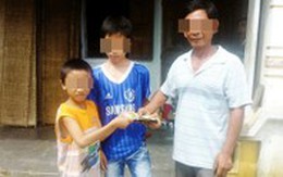 Bé trai trả lại chiếc ví chứa 100 triệu cho du khách