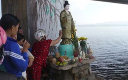 Người dân đổ xô cúng bái pho tượng lạ dưới gầm cầu