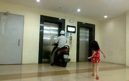 Thanh niên “cứng” ở Hà Nội chạy xe vào thang máy