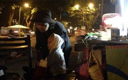 Xót xa bé 18 tháng tuổi đã đi bán bột chiên với bà