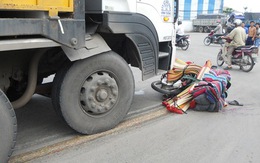 Lùi xe vô ý ở cây xăng, cha cán chết con