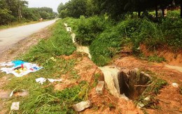 Đau đớn tiễn bé trai bị nước cuốn trôi về nghĩa trang