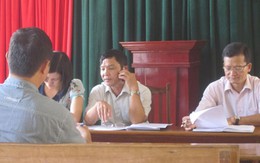 Chủ tịch huyện “bận họp” trong buổi tiếp dân