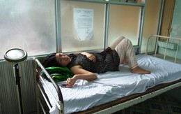 Côn đồ xông vào nhà đánh sản phụ