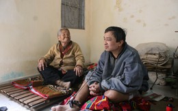 Đắng lòng cảnh mẹ già xin ăn nuôi con dại