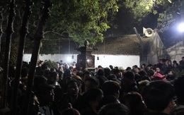 Cái bang đầy cửa đền Trần đêm khai ấn