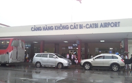 Sân bay Cát Bi tê liệt, hành khách muốn bay phải đi... ghế nhựa