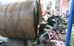 Hải Phòng:  Kinh hãi 2 cuộn thép đứt dây văng xuống đường gây tai nạn liên hoàn