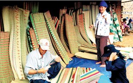 Khóc như mưa khi nhận… thưởng Tết