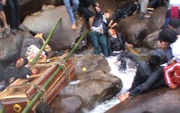 Dân đã cầm sẵn “đá”