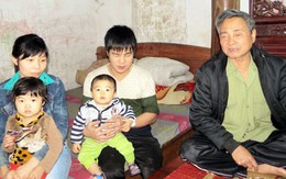 Hàng trăm lá đơn của người cha già đi tìm công lý cho con: Sự đau xót của người cha trước đứa con bị đánh thành tật