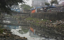 Sông Tiêu tràn ngập rác thải