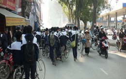 Hà Nội: Học sinh "bịt" hết lòng đường