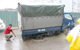 Hố “tử thần” trên đường Nguyễn Xiển