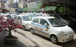 Hàng trăm lái xe taxi đình công