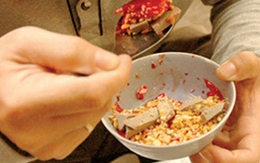 Hiểm họa từ tiết canh lợn: Liệt tứ chi, động kinh, co giật