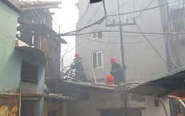 Cháy rụi khu nhà tập thể cũ