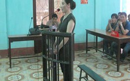 Bị cáo đập đầu vào vành móng ngựa tự tử