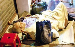 Cụ ông 87 tuổi nằm ở vỉa hè Núi Trúc (1): Con cái đùn đẩy trách nhiệm 