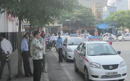 Công an, bến xe vào cuộc ”trảm” taxi dù